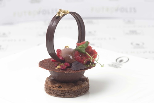 Patisserie-Kreation des Siegers mit »Cacao Barry« Schokolade und fruchtigen Himbeeren.