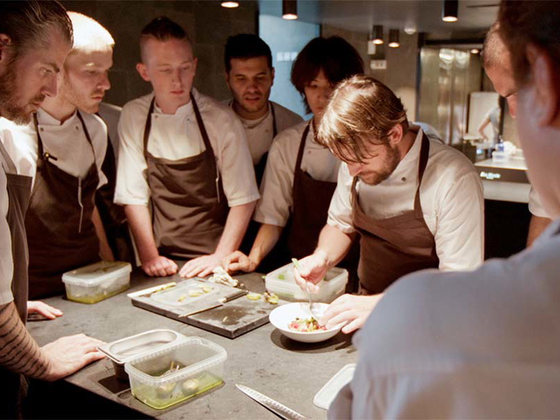 René Redzepi testet mit seinem Team neue Gerichte