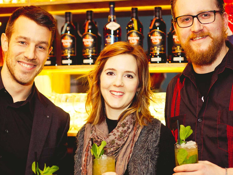v.l.n.r.: Lukas Graser (Havana Club Brand Manager), Sabrina Royer (Inhaberin OMU Bar), Marcus Philipp (Head-Barkeeper Albertina Passage)
