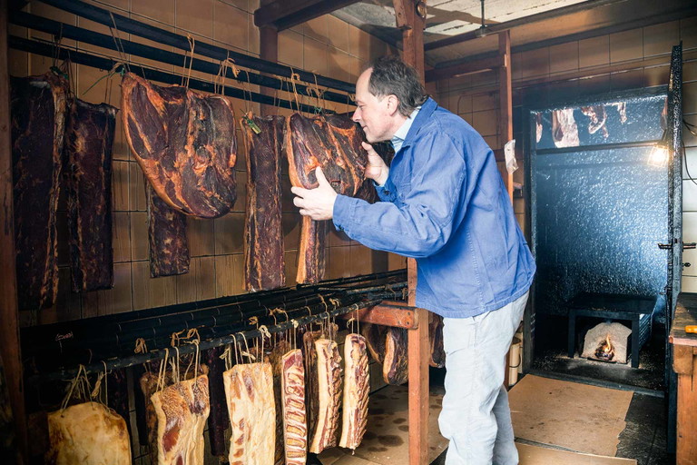 Johann Steinwender macht am Lerchenhof echten Gailtaler Speck. Er zeigt auch gerne, wie das geht.&nbsp;