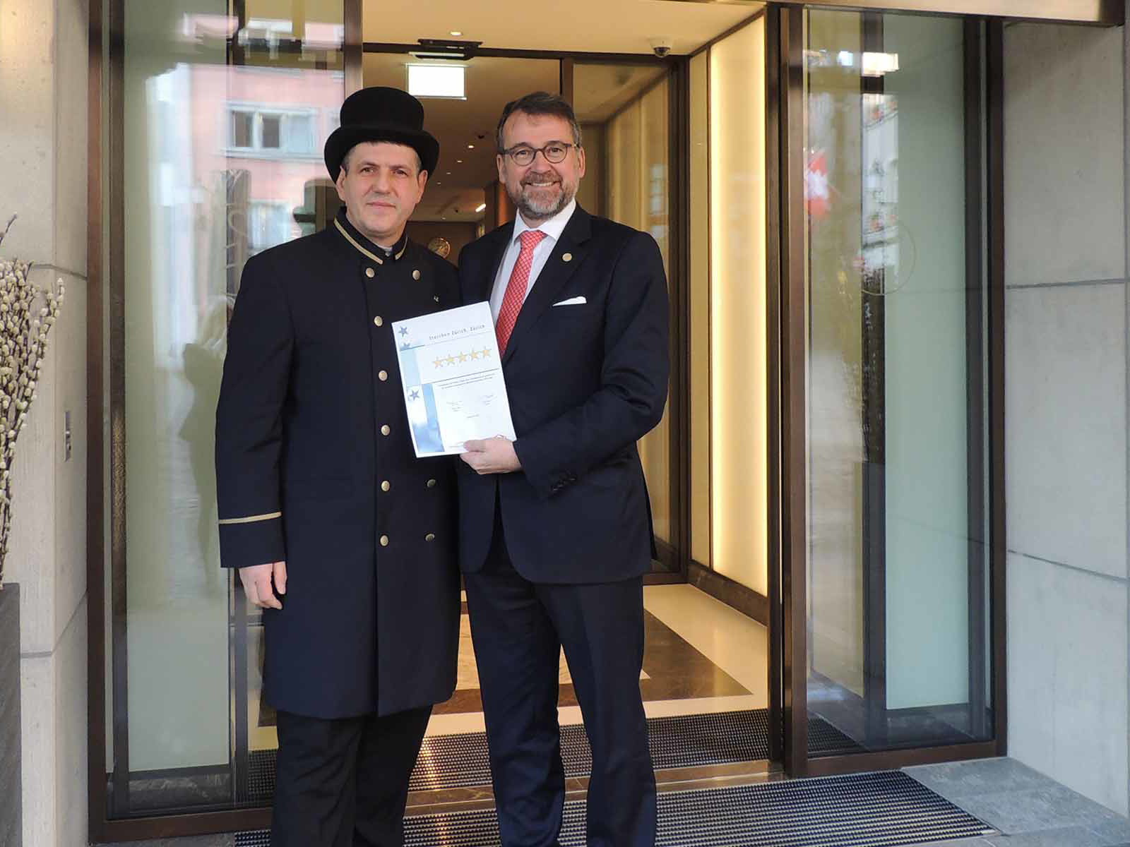Hoteldirektor Jörg Arnold beim Empfang der schriftlichen Bestätigung