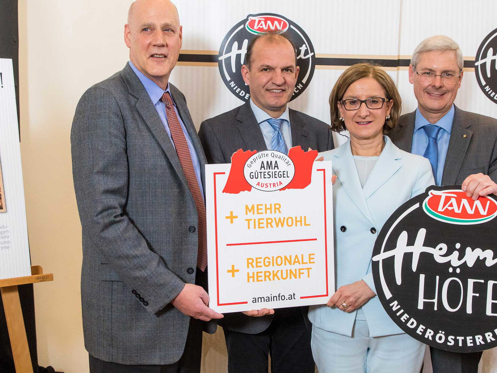 AMA Geschäftsführer Michael Blass, Landwirt Otto Auer, des. Landeshauptfrau Johanna Mikl-Leitner, Spar-Vorstand Hans K. Reisch, Spar-Geschäftsführer Alois Huber.
