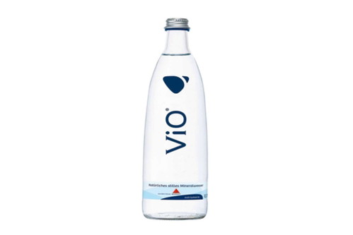 Vio Appollinaris – Mineralwasser Bewertung: 5&nbsp;WassertropfenFrisch, mild, dezenter Charakter, saubermittlerer Körper, feine, harmonische Mineralität, aber trotzdem weich. Ein gut balanciertes, stimmiges Wasser. Mit insgesamt 248 mg/l weist es einen geringen Mineralgehalt auf, ist besonders natriumarm und passt gut zu gerbstoffreichen Weinen.ca. CHF 0,65/l Deutschland, www.apollinaris.de