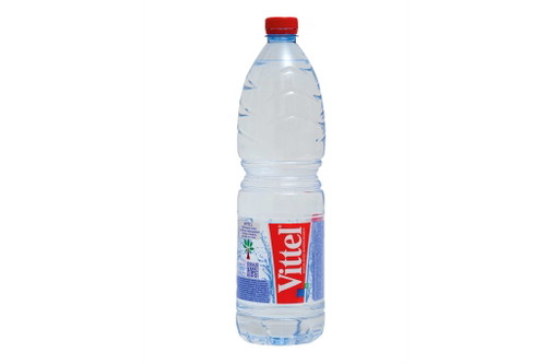 Vittel – Mineralwasser Bewertung: 3&nbsp;WassertropfenFrischer Duft. Am Gaumen zarte Mineralität, sauber, weich und auf der milderen Seite. Gut als Sportwasser geeignet. Zart kalkige Nuancen und frischer Abgang. Die Gesamtmineralisierung beträgt bei diesem Wasser 490&nbsp;mg und bewegt sich damit im Mittelfeld der getesteten Wasser. ca. CHF 57/lFrankreich, www.vittel.de