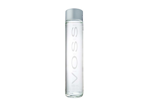 Voss – Quellwasser Bewertung: 3&nbsp;WassertropfenVerhaltene Nase. Sehr weich, mild, feine Kalknuancen, dezente Komplexität, sauber, insgesamt angenehm. Geringe Gesamtmineralisation von etwa 44&nbsp;mg/l. ca. CHF 8,30/l, Norwegen, www.vosswater.com