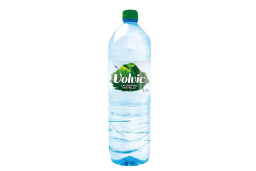 Volvic – Mineralwasser Bewertung: 3&nbsp;WassertropfenSauberer Duft. Auch am Gaumen mild, weich, balanciert, eher neutral, rund und süffig, zarte Kalknoten, ausgewogen. Das Wasser hat eine geringe Gesamtmineralisierung (130&nbsp;mg/l), ist für die Zubereitung von Babynahrung geeignet und ein guter Begleiter für gerbstoffreiche Weine. ca. CHF 0,95/lFrankreich, www.volvic.de