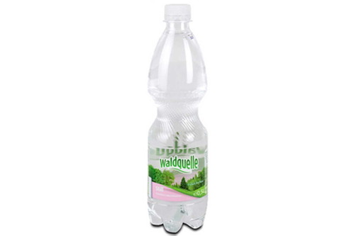 Waldquelle – Mineralwasser Bewertung: 4&nbsp;WassertropfenMild in der Nase. mineralisch, süffig, weich, klar, sauber, mild, wird als «Sportwasser» wahrgenommen, feine Kohlensäure, leicht salzig, rund, stimmig, neutral, gutes Mundgefühl.&nbsp;Das Wasser hat ein Gesamtmineralisierung von 439,90 mg/l.ca. CHF 0,35/l, Österreich, www.waldquelle.at