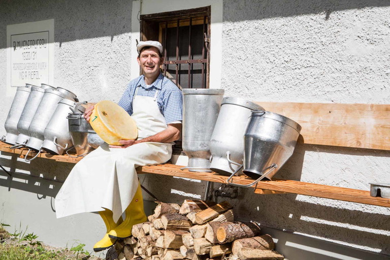 Josef Warmuth stellt auf der Bischofalm Gailtaler Almkäse und Butter her.