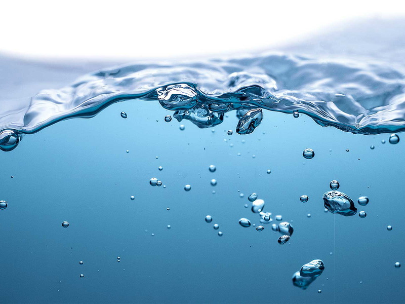 Neben dem gebräuchlichen Mineralwasser gibt es noch viele andere Wasser-Arten.