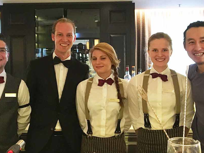 Kan Zuo (ganz rechts) mit dem F'n'B- und Bar-Team