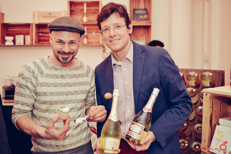 Andreas Gugumuck (Wiener Schnecke) und Benedikt Zacherl (Schlumberger) präsentieren Stolz das kulinarische Highlight der Markterei - Schlumberger Spezialitäten mit Wiener Weinbergschnecken (v.l.n.r.).
