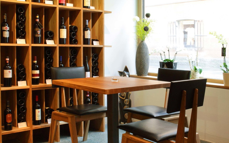 Wein verkosten und mediterrane Küche genießen: das »Vinzenz – zum feinen Wein«.
