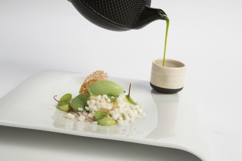 3-Pflichtkomponenten-Dessert von Stephan Haupt: Sauerampfer, Daiginjo Sake, Buttermilch und gelbe Nashi Birne. 