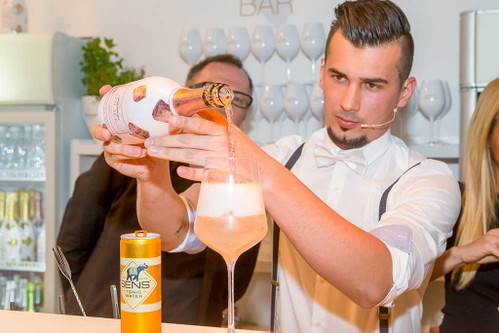 Barchef Dein Dumancic ist zweimaliger Flairbartending Staatsmeister und mixt bis Ende Mai für Schlumberger.
