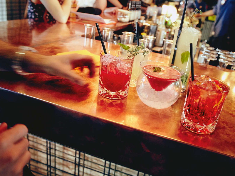 Ein genussvoller Abend kann beginnen: Aperitivo in der »Dachboden«-Bar im Wiener »25hours Hotel«.&nbsp;