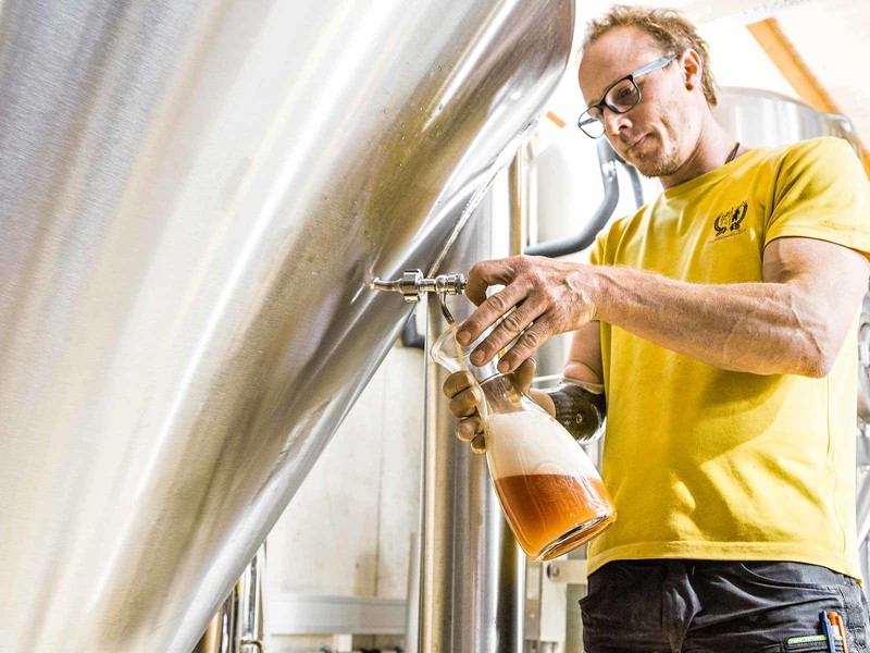 Klaus Feistritzer, preisgekrönter Kärntner Brauer, testet sein Loncium- Bier.