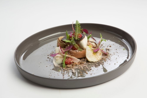 Das Freestyle Dessert des Gewinners. Es besteht aus Topinambur, Rhabarber, Malz, gebrannte Sahne und IPA. 