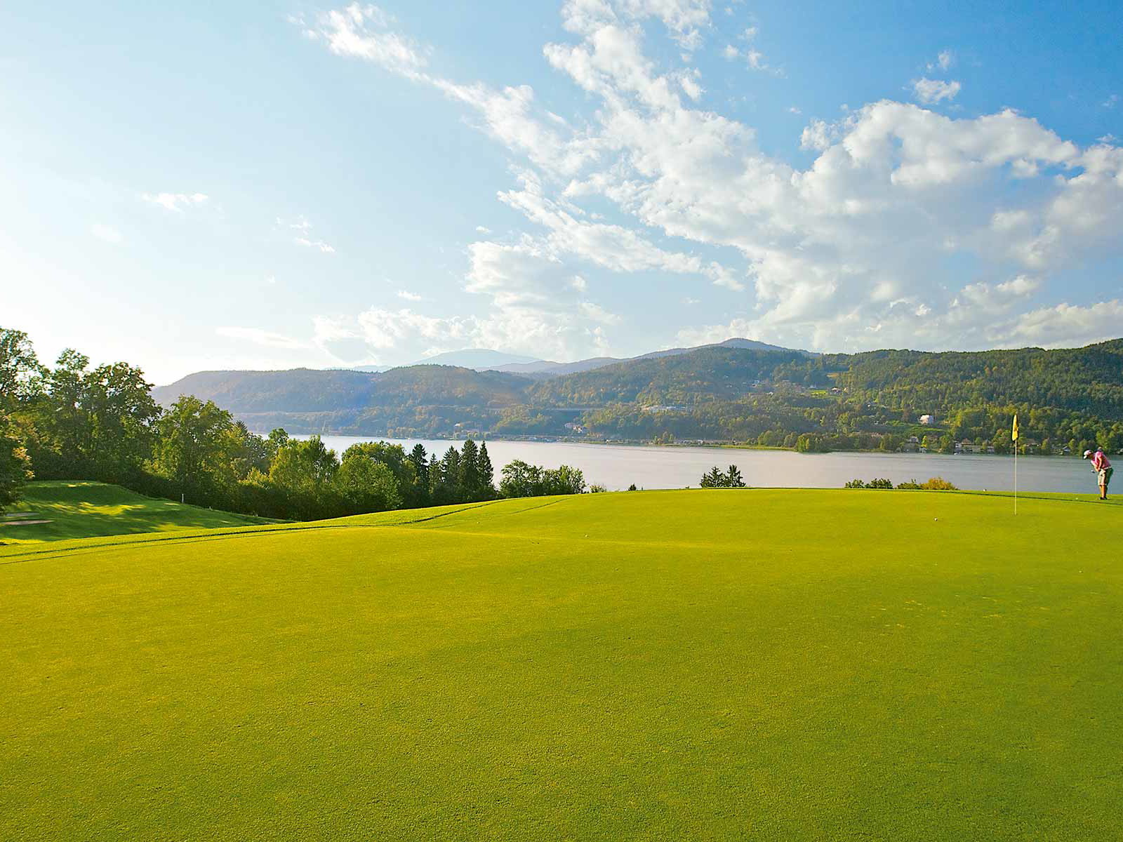 Am Golfplatz Dellach, Kärntens Traditionsclub, hat man beim Putten Blick auf den Wörthersee.&nbsp;
