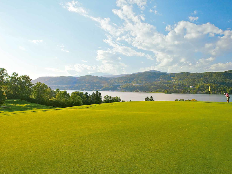 Am Golfplatz Dellach, Kärntens Traditionsclub, hat man beim Putten Blick auf den Wörthersee.&nbsp;