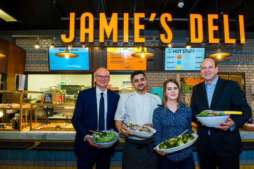 v.l.n.r.: Mag. Julian Jäger, Vorstand der Flughafen Wien AG, Dean McClumpha, Development Chef Jamie Oliver Restaurant Group, Laura Godsman, International Project Manager Jamie Oliver Restaurant Group und Dr. Jan-Hendrik Andersson, CCO von SSP Germany, Austria &amp; Switzerland