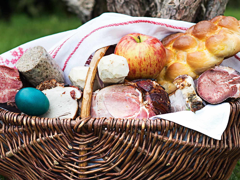 Ein prall gefüllter Kärntner Osterkorb, voll mit Geschmack und Erinnerungen.&nbsp;