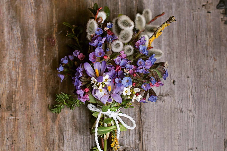 Typischer Osterstrauß mit Frühlingsblumen und Palmkätzchen, den man auf den Osterkorb legt.&nbsp;