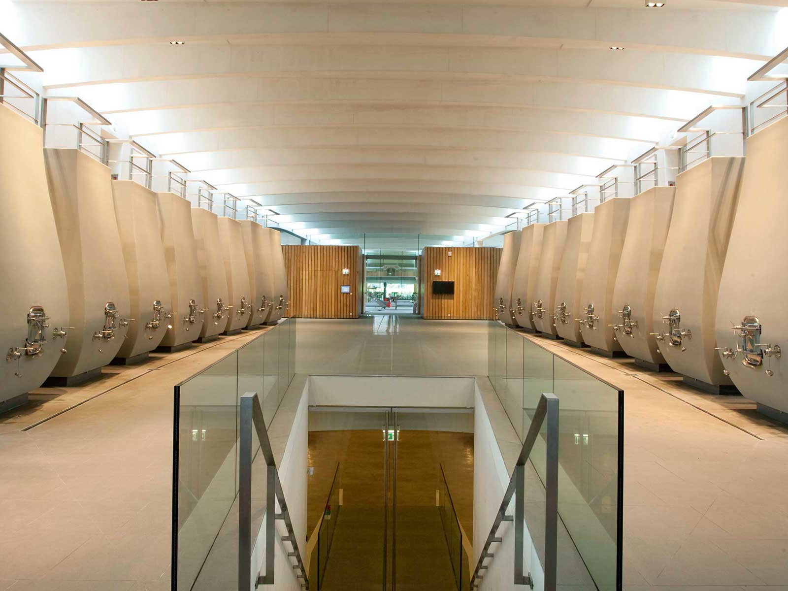 52 Tanks aus Beton und eine unsichtbare Temperatursteuerung: Alle Leitungen zur Wasserkühlung laufen im Boden oder hinter der Wand.