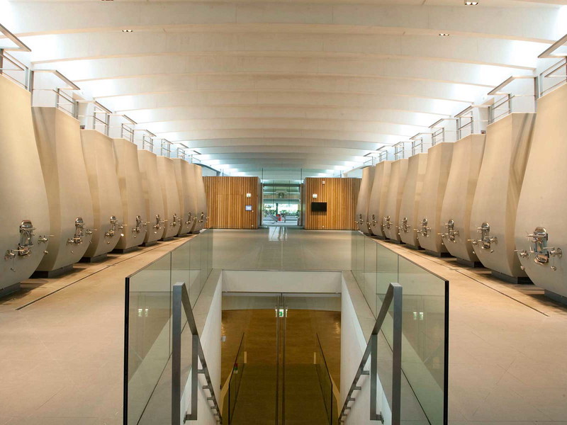 52 Tanks aus Beton und eine unsichtbare Temperatursteuerung: Alle Leitungen zur Wasserkühlung laufen im Boden oder hinter der Wand.