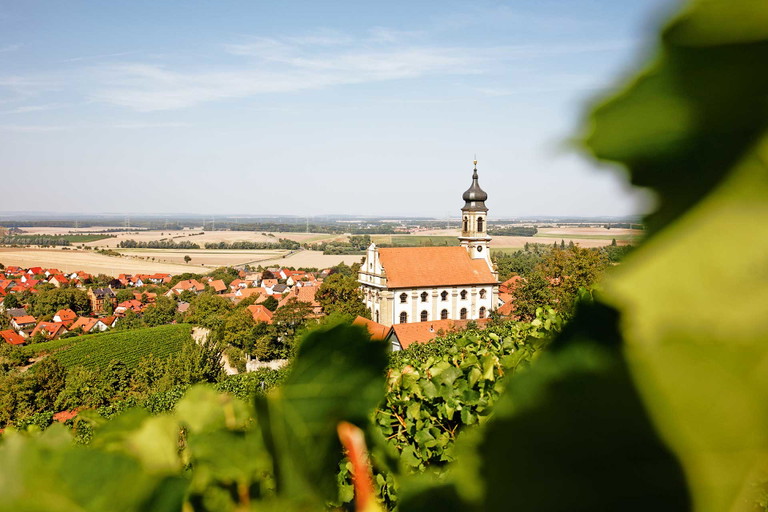 Idyll am Steigerwald: Blick vom Weinberg auf den Ort Castell.