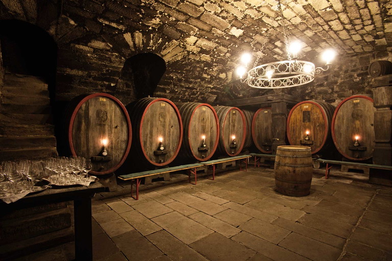 Traditioneller Holzfasskeller im Fürstlich Castell’schen Weingut.