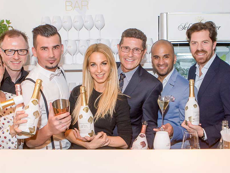 v.l.n.r.: Adriana Zartl, Alex List, Barchef Dein Dumancic, Yvonne Rueff, Eduard Kranebitter, Eric Papilaya, Daniel Serafin, Dompfarrer Toni Faber.