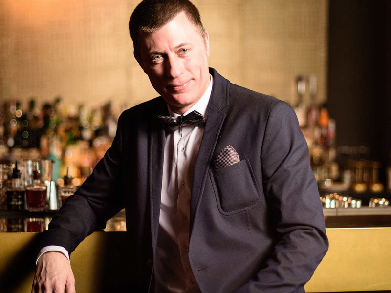 Frischer Auftakt in den Abend: Marc Seibert verrät sein Gin-Cocktail Rezept »Frühlingserwachen« mit Lavendel-Aroma.
