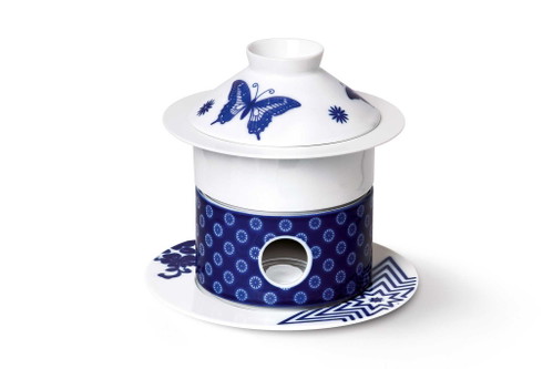 Natürliche Vielfalt:&nbsp;Nicht nur in der Natur, auch auf den Tellern wird es jetzt floral. Die Designkollektion »My China! Wunderkammer« von Sieger in traditionellem Kobaltblau zaubert im Nu natürliche Frische und die Vielfalt der Natur auf den Tisch. Die unzähligen Blüten- und Tiermotive wirken dabei dennoch beeindruckend harmonisch.&nbsp;Preis auf Anfrage,&nbsp;www.stamm.at