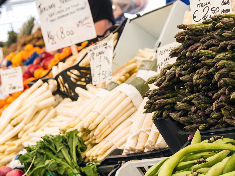 Nach der Ernte wird der Südtiroler Spargel auch am Obstplatz in Bozen feilgeboten.