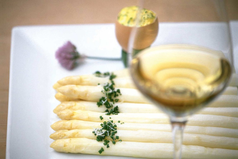 Spargel mit Bozener Sauce ist ein Traditionsgericht in Südtirol.