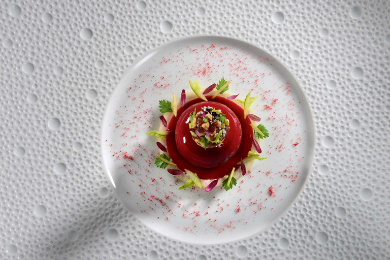 Farbenprächtige Kreation: «Sphère» von Gänseleber mit confierten Kirschen und Williamsbirnen&nbsp;aromatisiert.