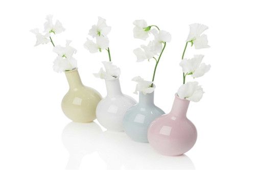 Flower Power in Pastell:&nbsp;Im Frühling sprießen endlich wieder die ersten zarten Blümchen aus dem Boden hervor. Und wo kommen diese Frühlingsboten schöner zur Geltung als in den stilvoll-eleganten Vasen »Bulb« von KPM? In einem neuartigen Bicolor-Verfahren werden diese aufwendig von Hand gefertigt und sorgen mit ihren charmanten Farben in trendigen Pastelltönen sofort für frühlingshaft gute Laune im Haus. 59,50 Euro; www.kpm-berlin.com