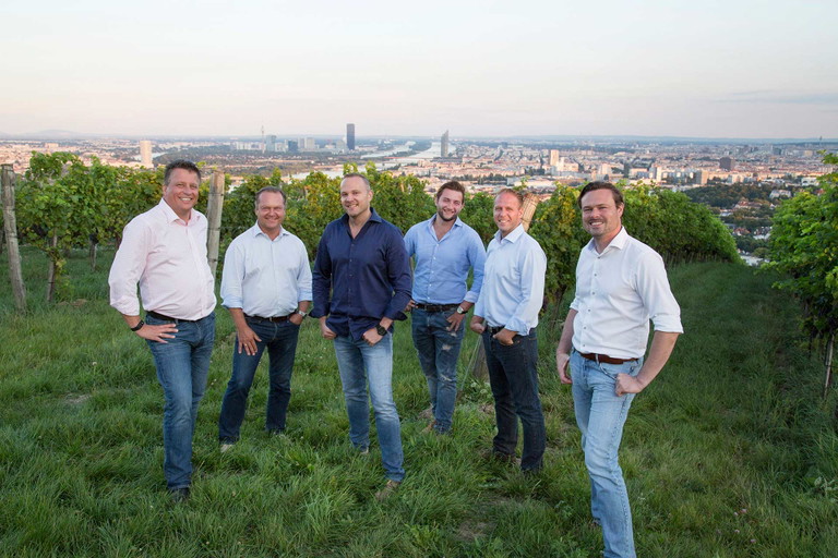 Die WienWein-Mitglieder: Thomas Podsednik (Weingut Cobenzl), Fritz Wieninger, Rainer Christ, Thomas Huber (Weingut Fuhrgassl-Huber), Michael Edlmoser, Gerhard Lobner (Mayer am Pfarrplatz, Rotes Haus)