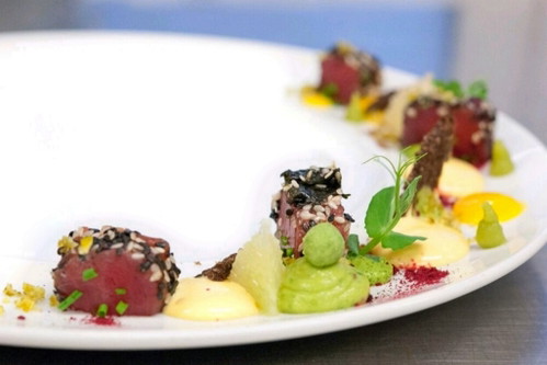Gebeizter Sesam Tuna im Norimantel mit Lime-Avocado, Pumpernickel, Mango-Mayonnaise, rotem Rübe-Pulver und Wasabi-Rahm.