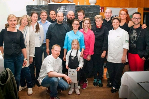 Die »friends for special children« Köche waren neben Mario Schneider: Karl Heinz Drews, Jessica Thiehatten, Jasmin Pelinka, Sandra Peuleke-Lessen, Patrick Frauenhoffer, Katherina Marouli, Marcel Neumann und Toni Menges.