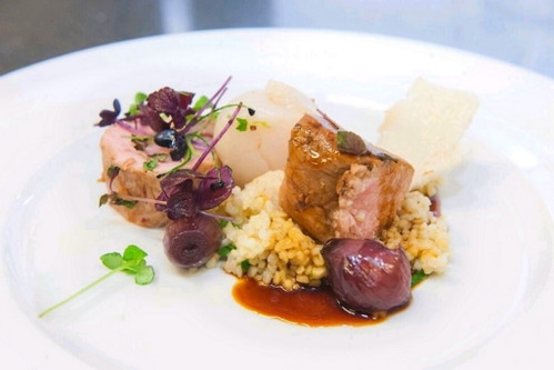 Das Beste vom Kalb: Bulgur, Buttermilch, Perlzwiebel, Brezenchip und Jakobsmuschel.