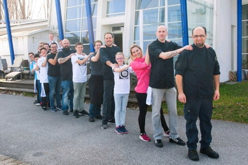 Neben Mario Schneider waren weitere Spitzenköche und natürlich die Kinder am Projekt beteiligt.