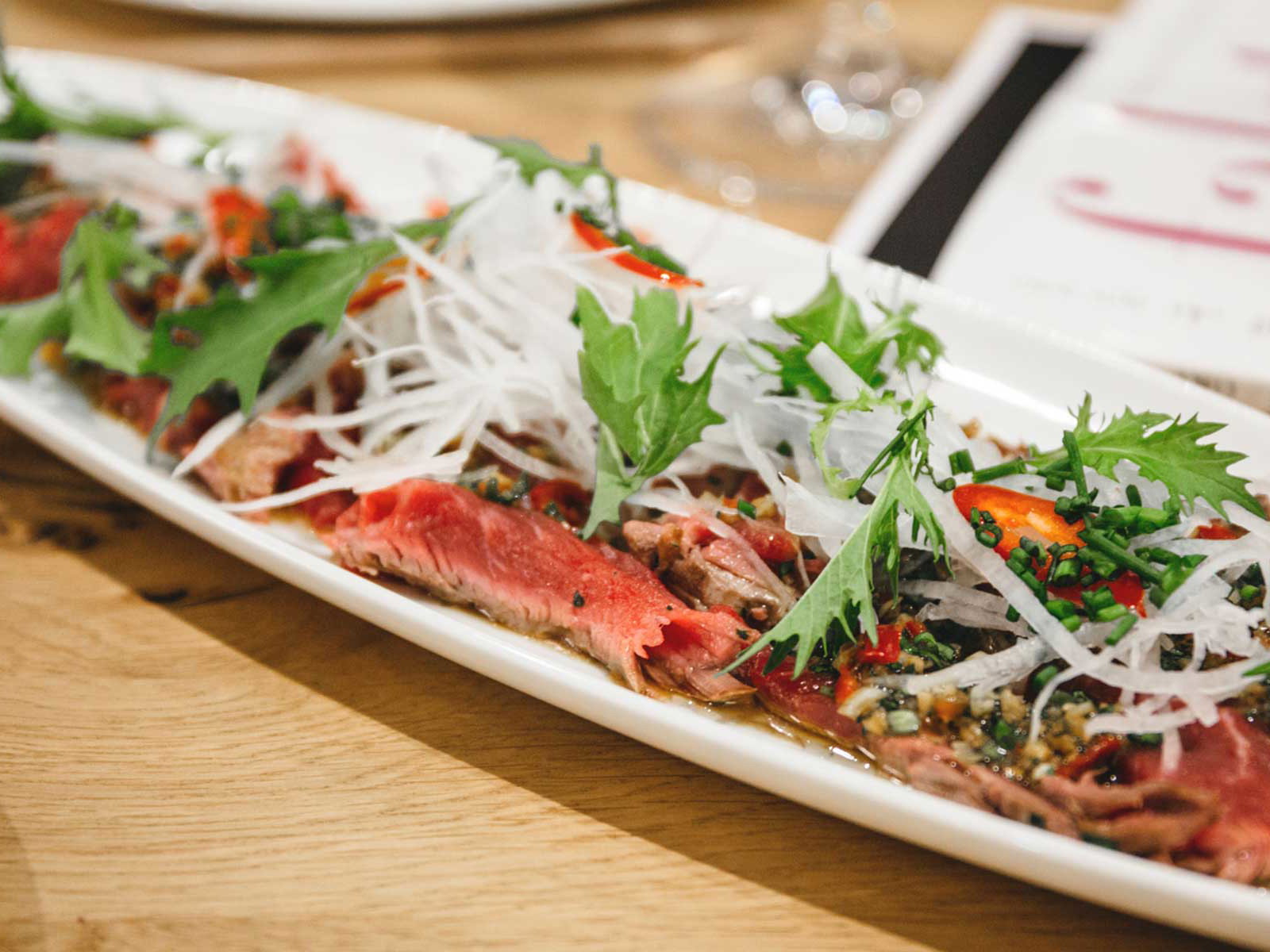 Gyu Tataki mit Limetten und Chili Salsa.