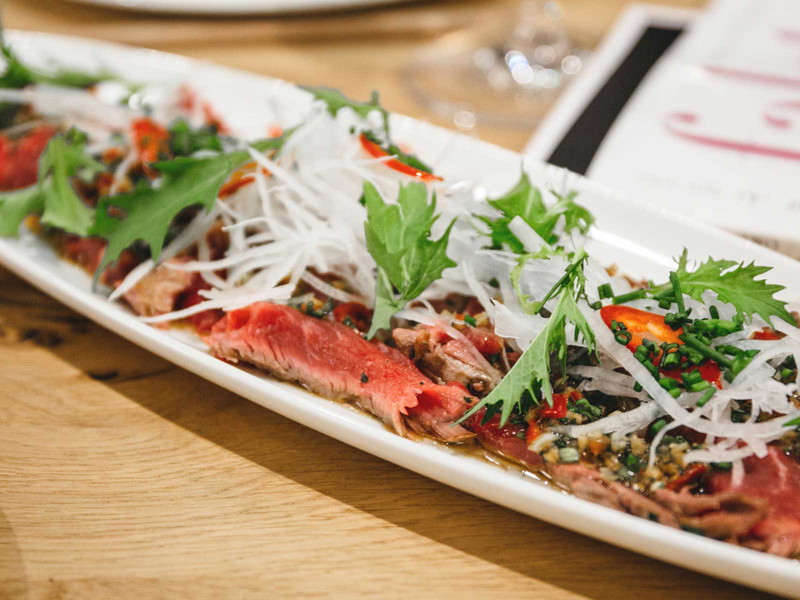 Gyu Tataki mit Limetten und Chili Salsa.