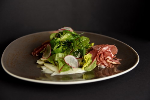 Pochiertes Ei auf Frühlingssalat, Spargel, Rostbratenschinken, Roggen-Knusper.