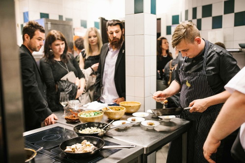 Bei der Kitchen Party konnten die Gäste einen Blick in die Kochtöpfe werfen. 