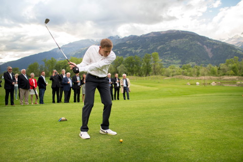 Alexander Hamacher schlägt den »Goldenen Ball« direkt auf das Inselgrün.