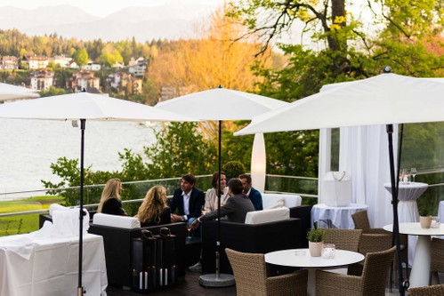 Mediterranes Ambiente auf der Terrasse des Seehotels. 