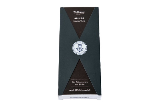2. Dallmayr&nbsp;Abinao Grand Cru: 94 Punkte*Tafel ca. € 4,90 für 80 g &nbsp;(Kilopreis: € 61,25 )Dallmayr, InternetMatter schwarzer Glanz, der auch bleibt. Knackig im Biss, deutliche Kaffeenoten, Espresso, prägnante Kirschnoten. Deutlich bitter, ohne unangenehm zu sein, durchaus harmonisch. Etwas klebrig am Gaumen.