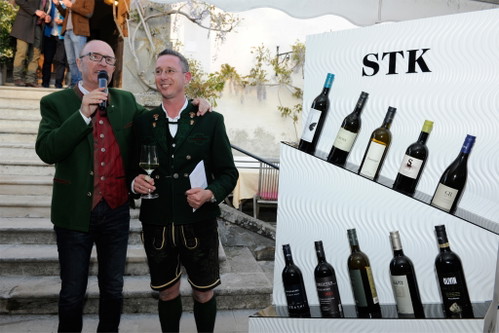 Hans-Wolfgang Strauss und Erwin Sabathi bei der Versteigerung der Weine.